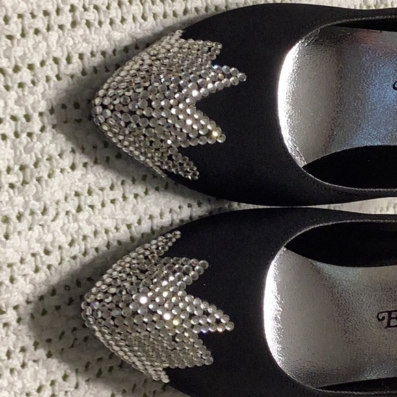 Black heels with crystal toe accents - Picture 6 of 6